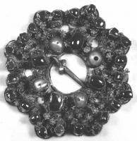______________________Fermail_XIIIe_siecle_Argent_dore__perles__grenats__saphirs.jpg